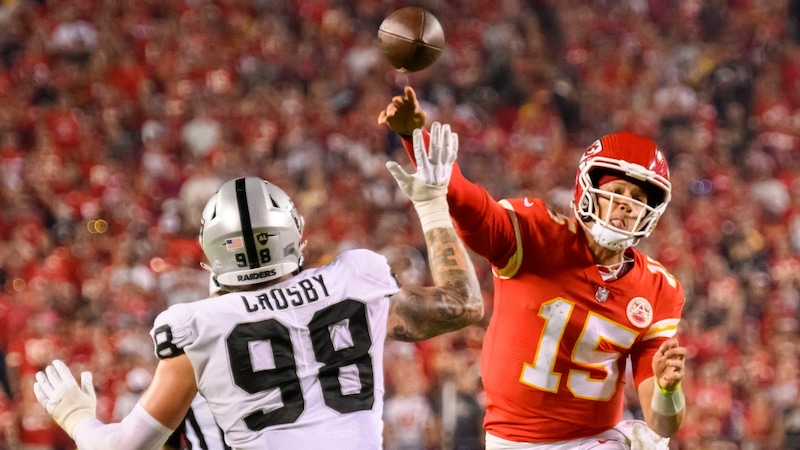 "Travis Kelce celebrating touchdown against Raiders": chiefs Vs raiders 