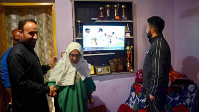 auqib nabi39s family members watch ranji trophy final toi photo