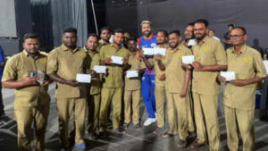 hardik pandya with mca groundsmen