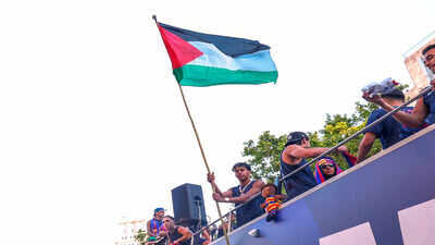 39he is old enough39 barcelona coach hansi flick responds to lamine yamal waving palestinian flag