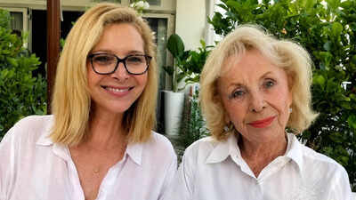 friends star lisa kudrow recalls eerie moments after her mother nedra sterns death says she believes her late mom texted her from beyond it happened three times