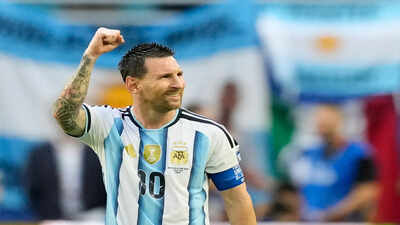 lionel messi scores 20th world cup goal extends streak to 8 games and takes golden boot lead