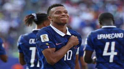 mbapp scores twice to tie messi for world cup lead with 6 goals france beats sweden 3 0