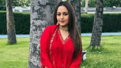 sonakshi sinha loses cool at paparazzi outside event says jab tak aap nahi jaoge main car me nahi baithungi