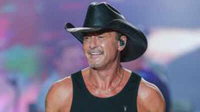 tim mcgraw falls from platform while performing in cincinnati laughs off incident and tells fans theres hole there
